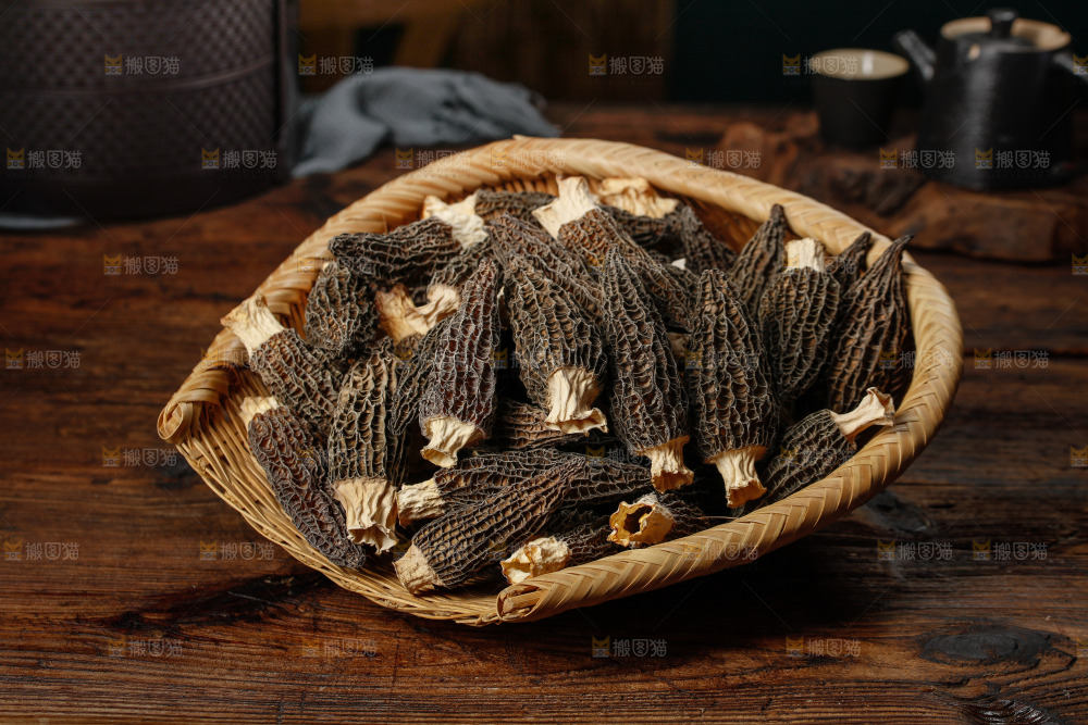 簸箕里装着羊肚菌