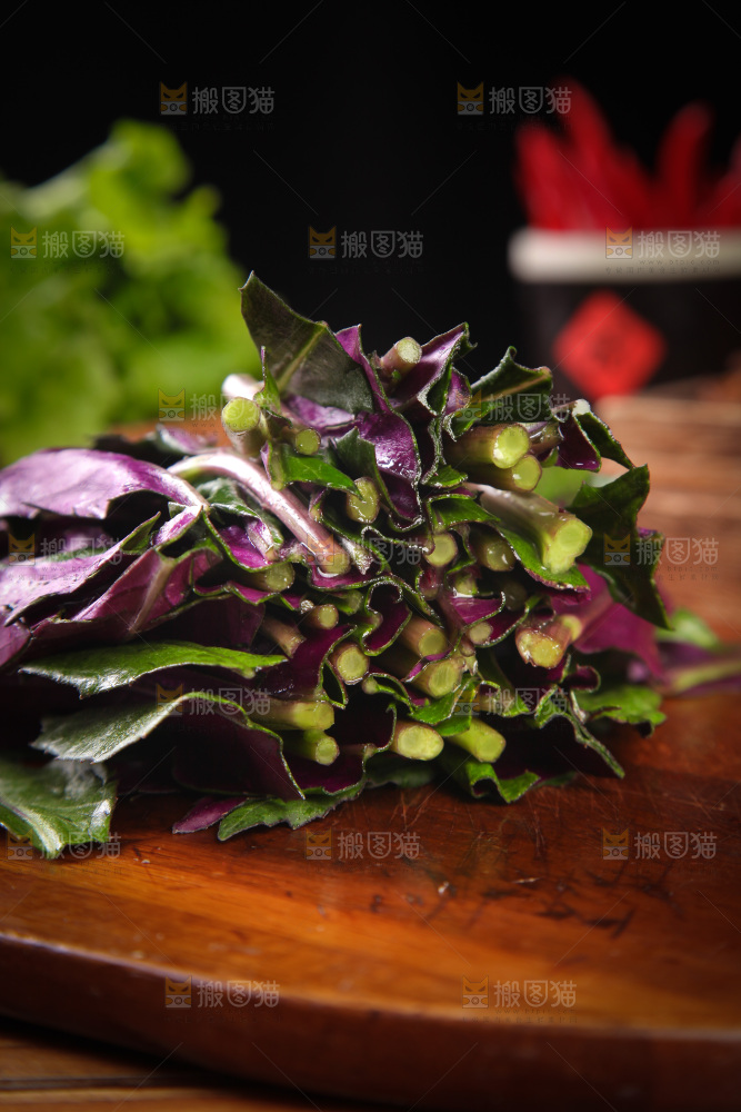 木底上放着紫背天葵