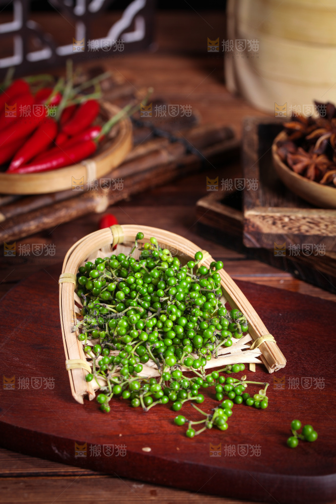 簸箕里装着青胡椒