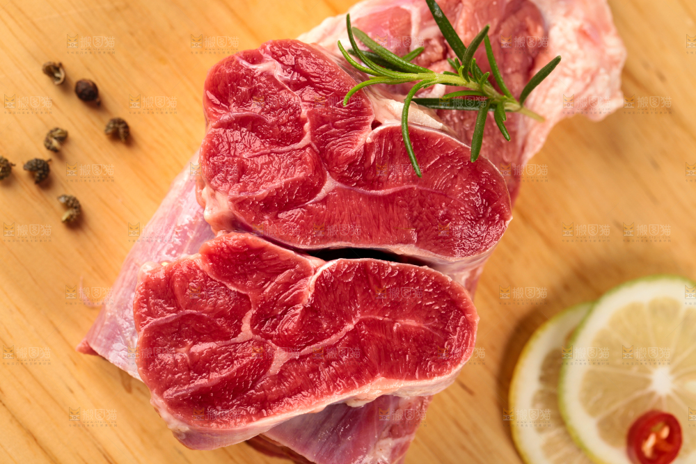 木底上的生牛肉
