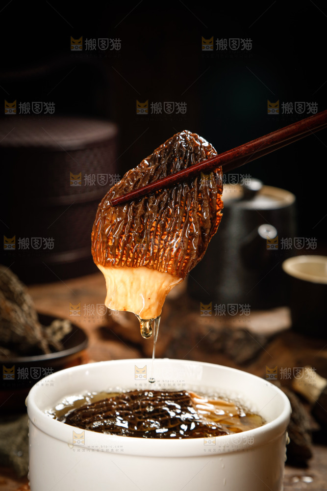 筷子上夹着羊肚菌
