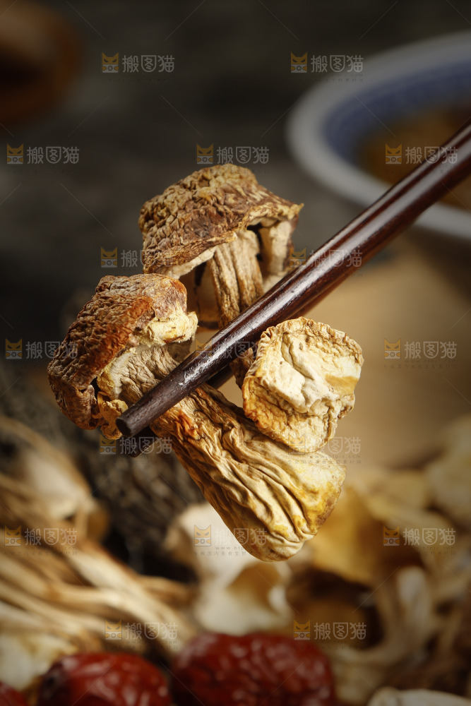 筷子上夹着姬松茸
