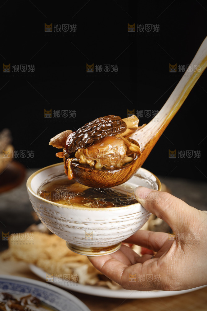 手里端着一碗七彩菌菇鸡汤
