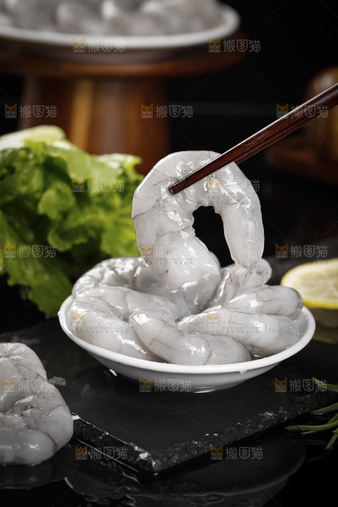 筷子上夹着虾仁