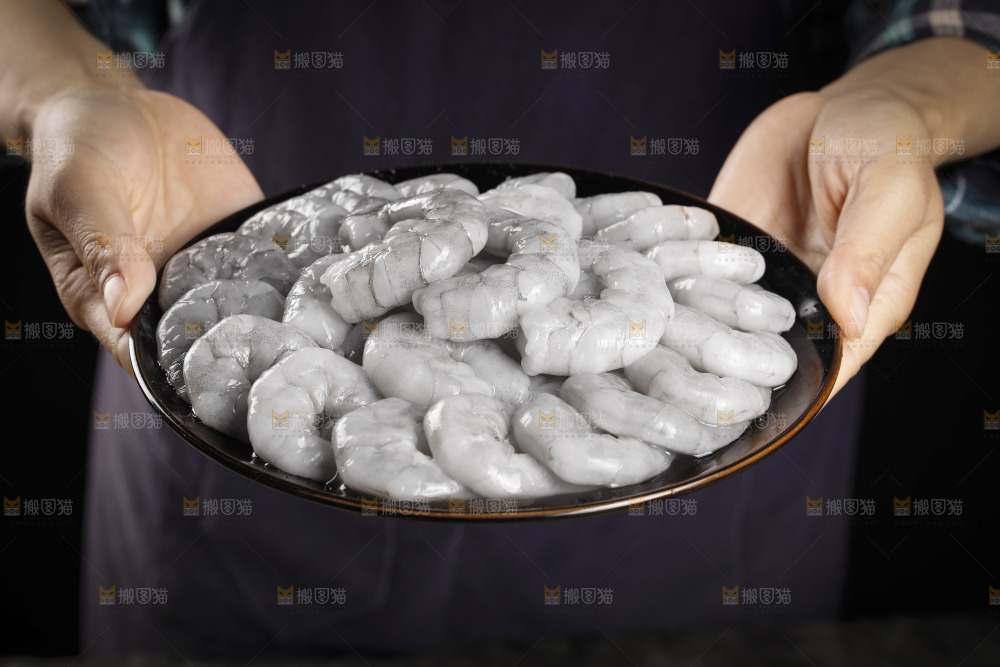 手里端着一盘青虾仁