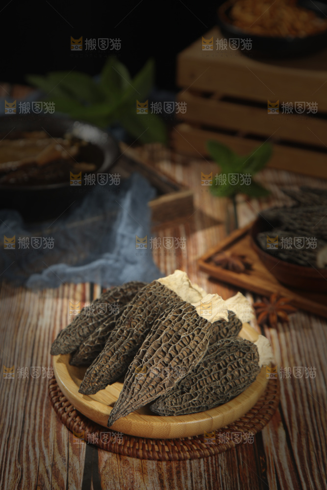 木底上放着一盘羊肚菌