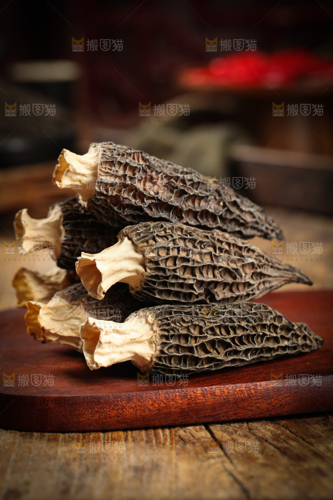 木底上摆放着羊肚菇