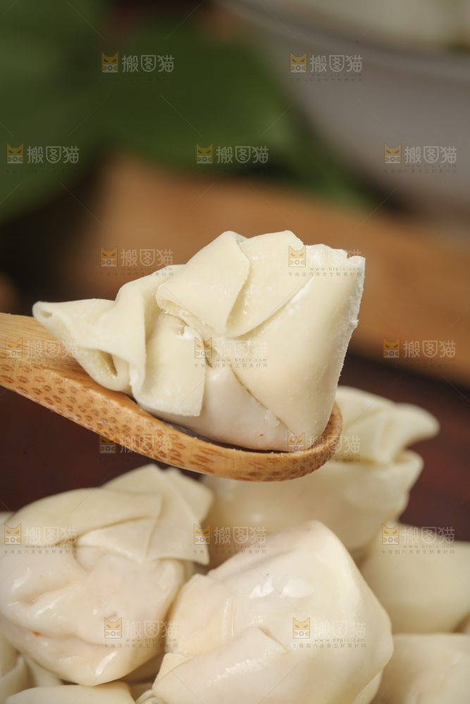 勺子上舀着馄饨