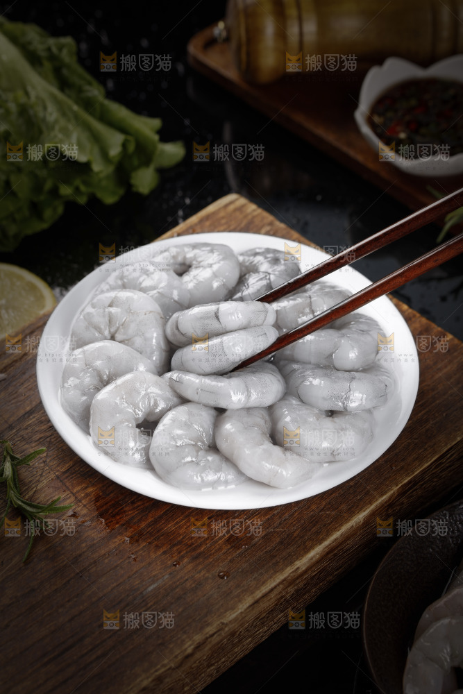 筷子上夹着大虾仁