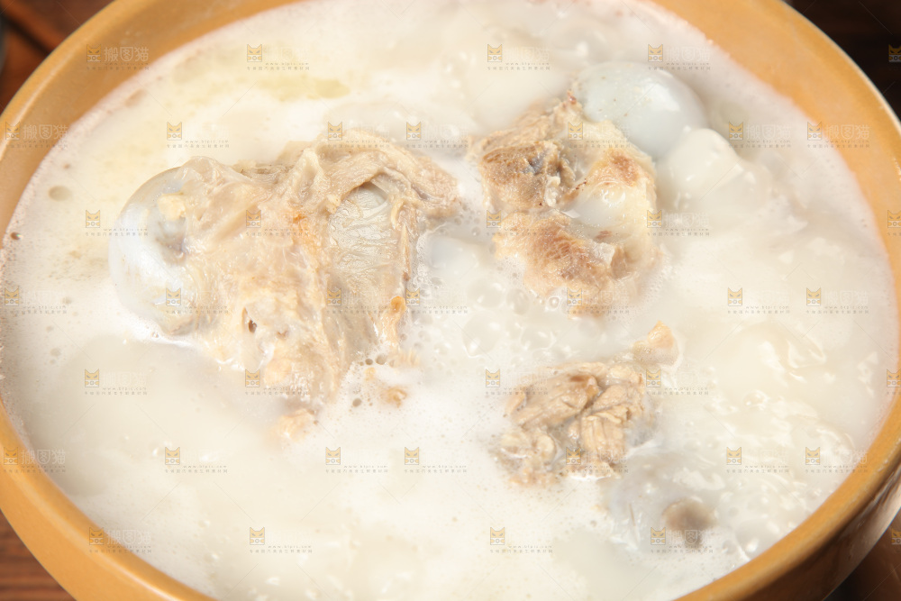 一锅猪筒骨煲汤