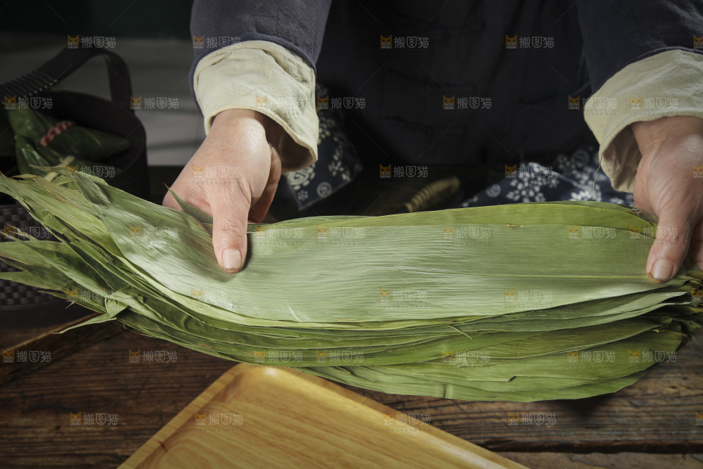 手里拿着粽叶子
