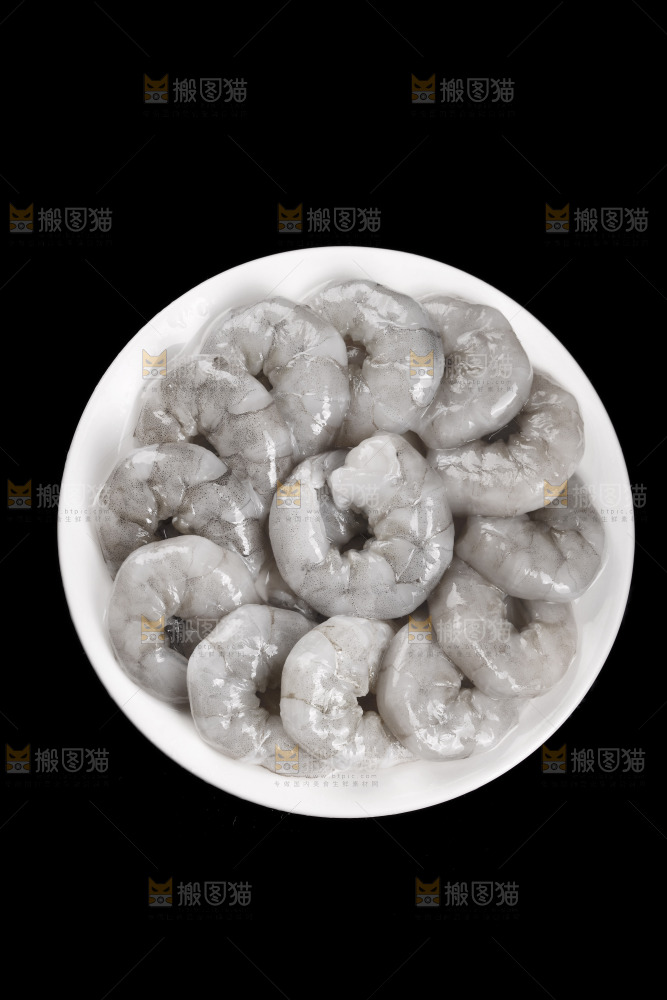 黑底上放着一盘大青虾仁