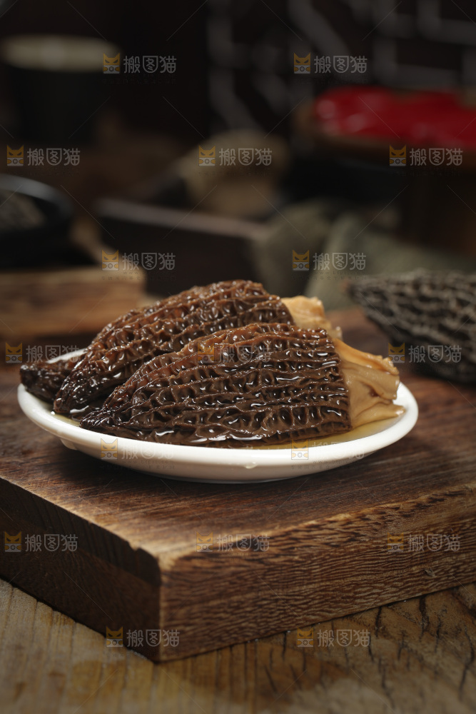 一盘泡发过的羊肚菌