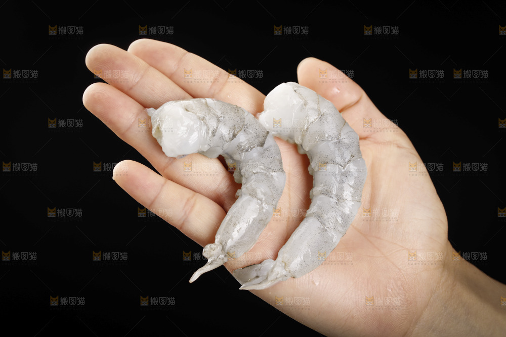 手里拿着大虾仁