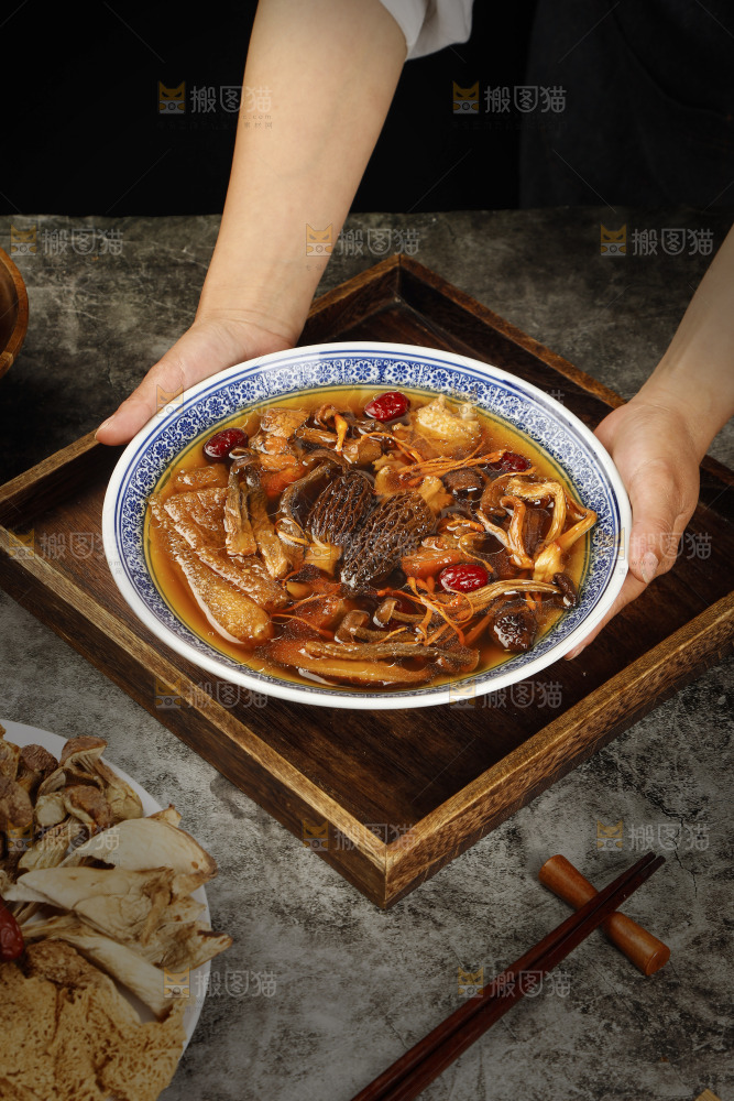 手里端着一碗菌菇炖鸡汤