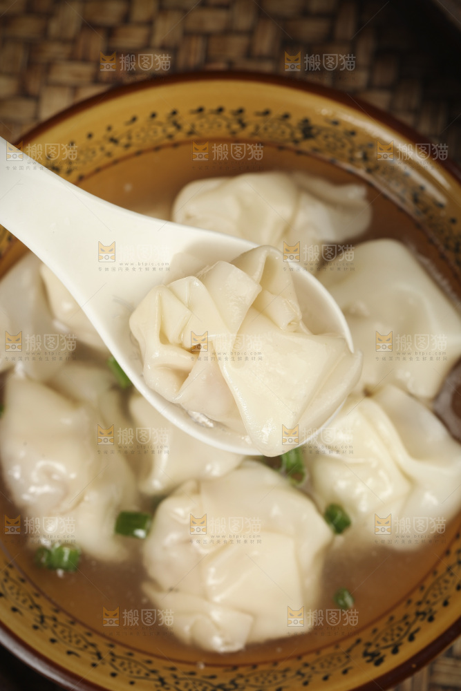 勺子上舀着馄饨