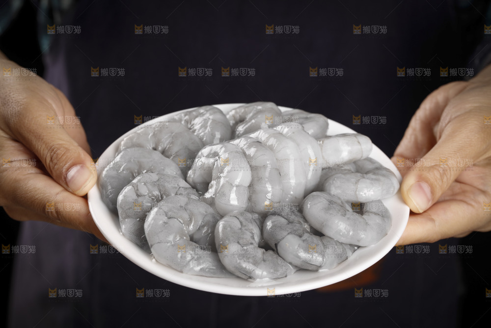 手里端着一盘虾仁