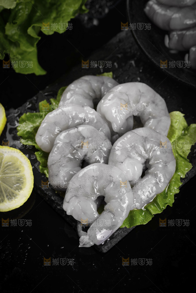 黑底上摆放着生虾仁