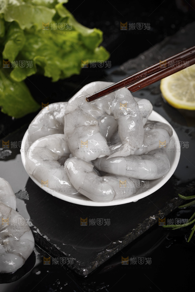 筷子上夹着虾仁