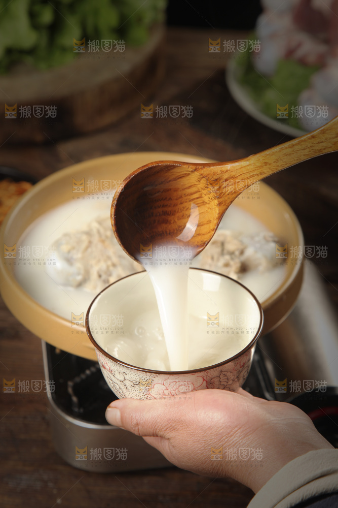 勺子上舀着大骨汤