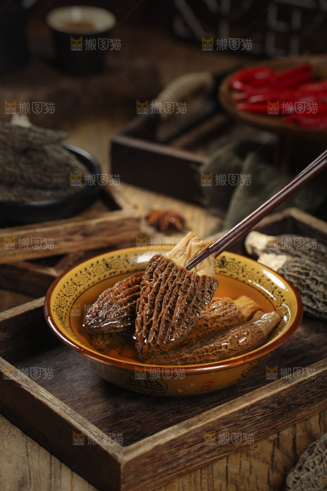筷子上夹着羊肚菇