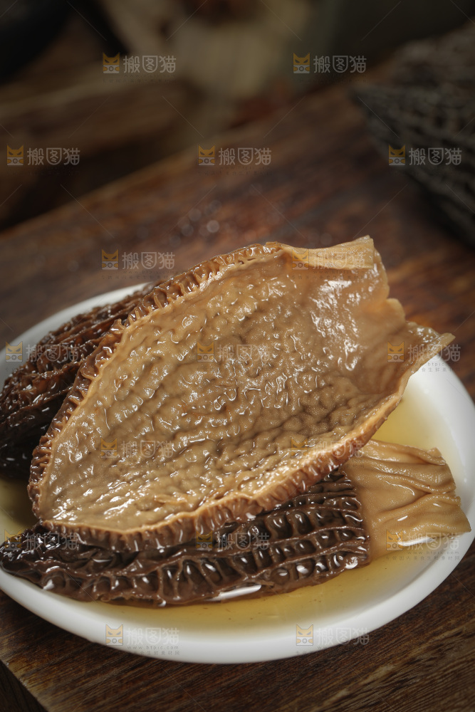 一盘泡发过的羊肚菌
