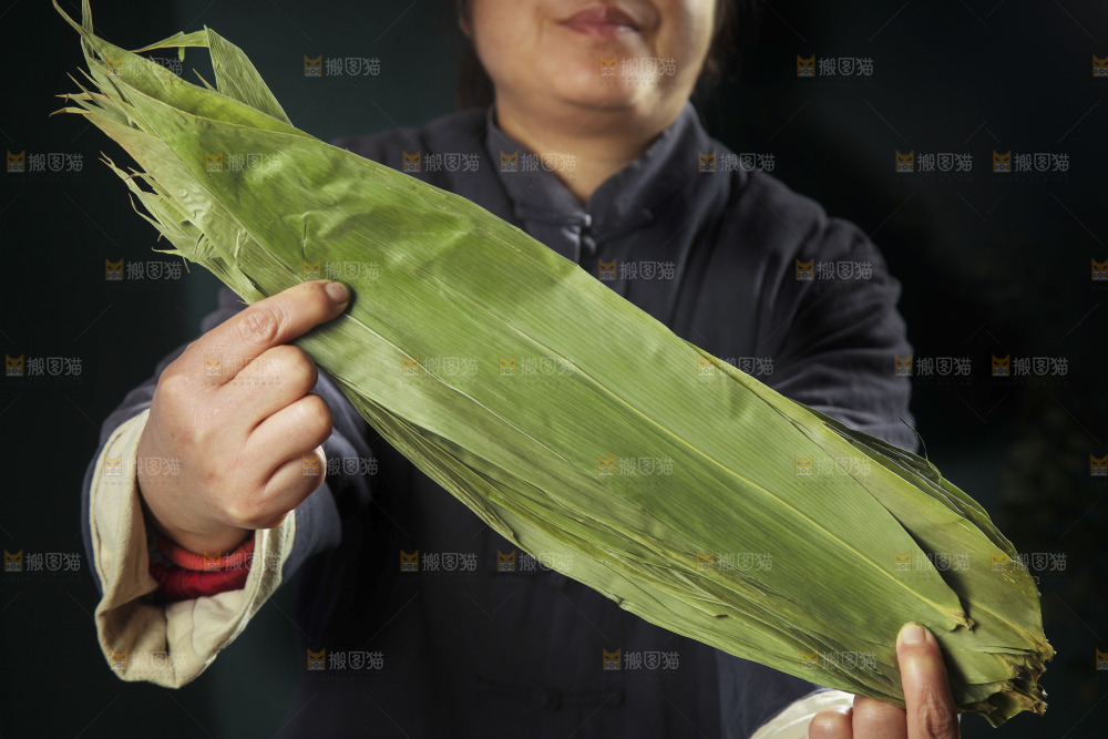 手里拿着粽叶子