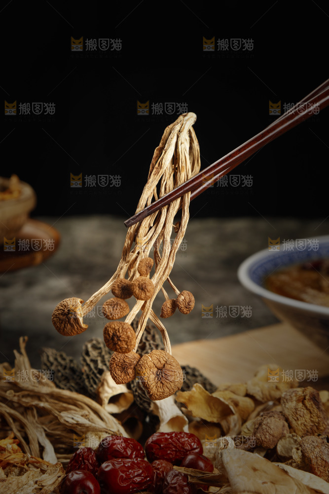 筷子上夹着茶树菇