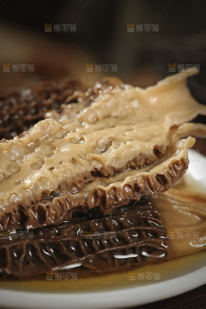 一盘泡发过的羊肚菌