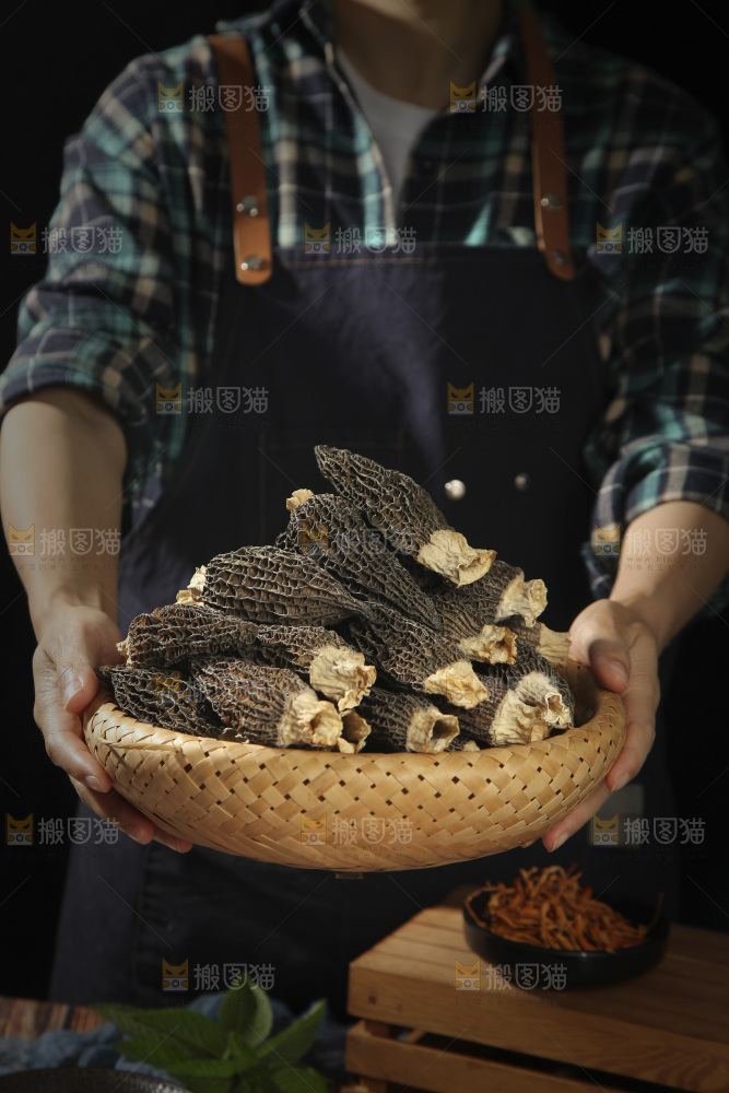 手里端着一篮云南羊肚菌