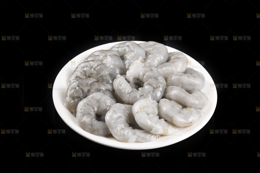 黑底上放着一盘大青虾仁