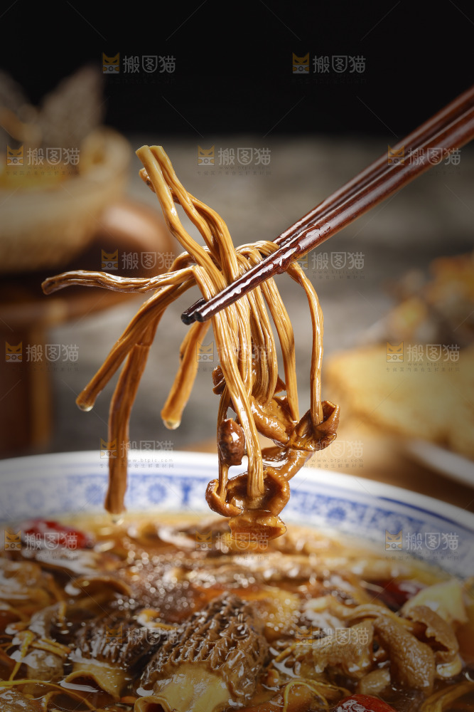 筷子上夹着茶树菇