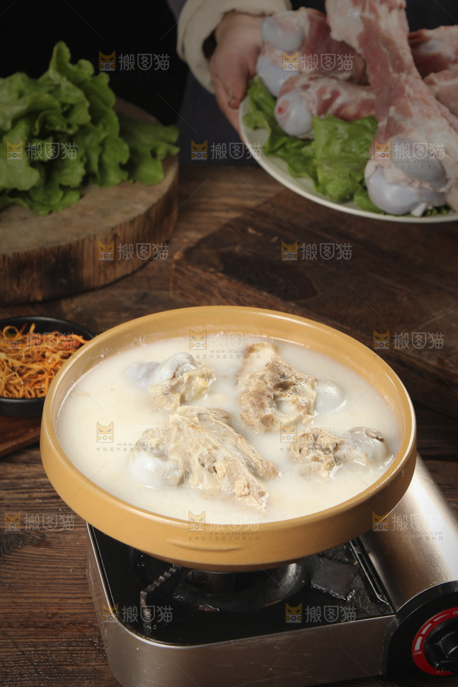 一锅猪筒骨高汤