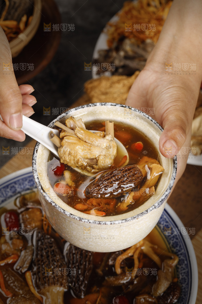勺子上舀着鸡肉