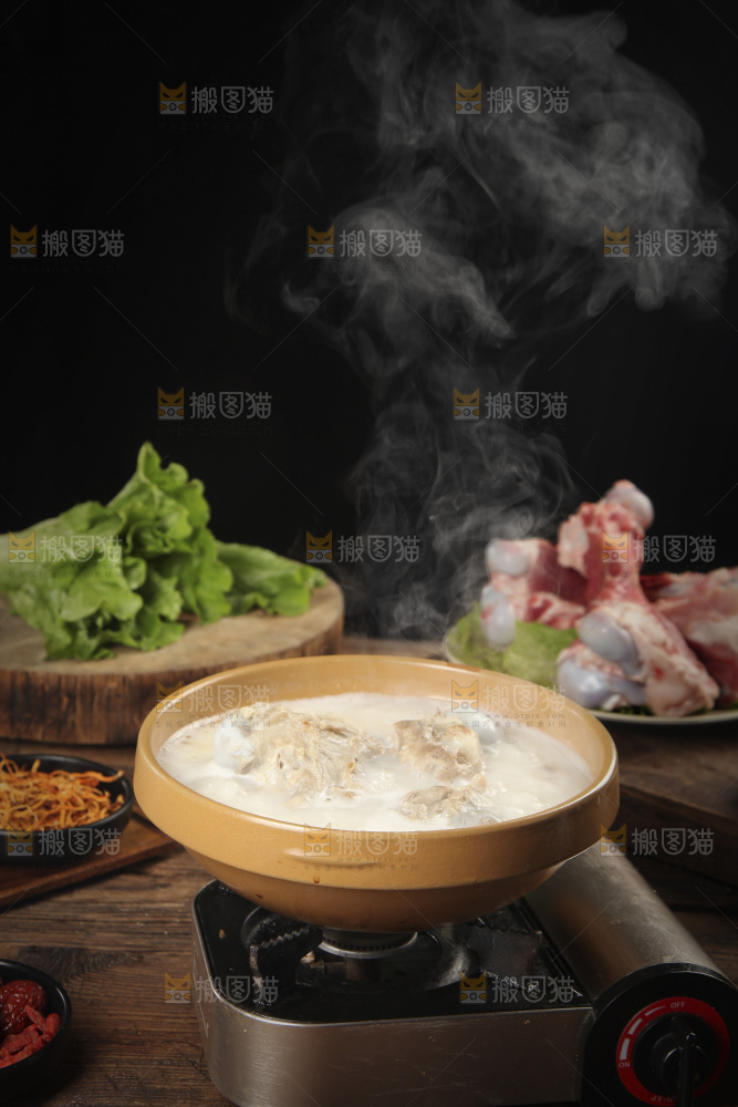 一锅猪筒骨煲汤