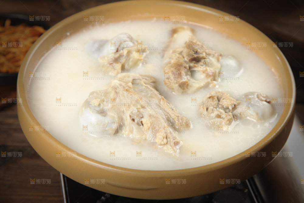 一锅猪筒骨高汤