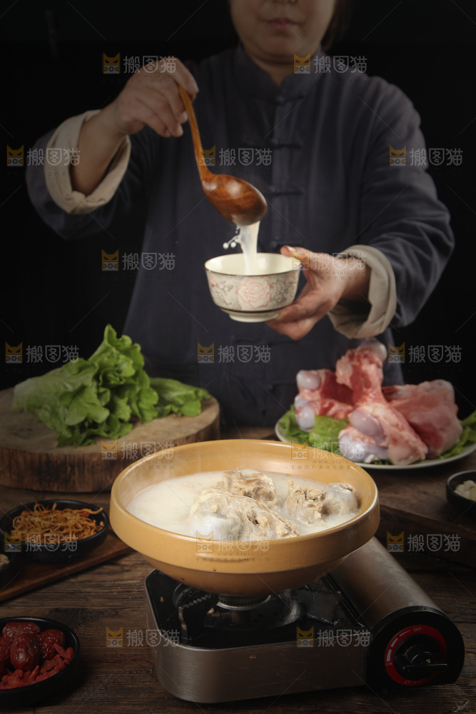 一锅猪筒骨高汤