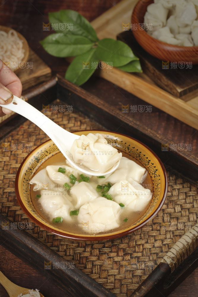 勺子上舀着馄饨