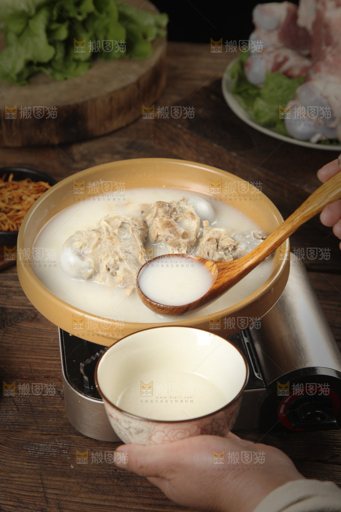 勺子上舀着大骨汤