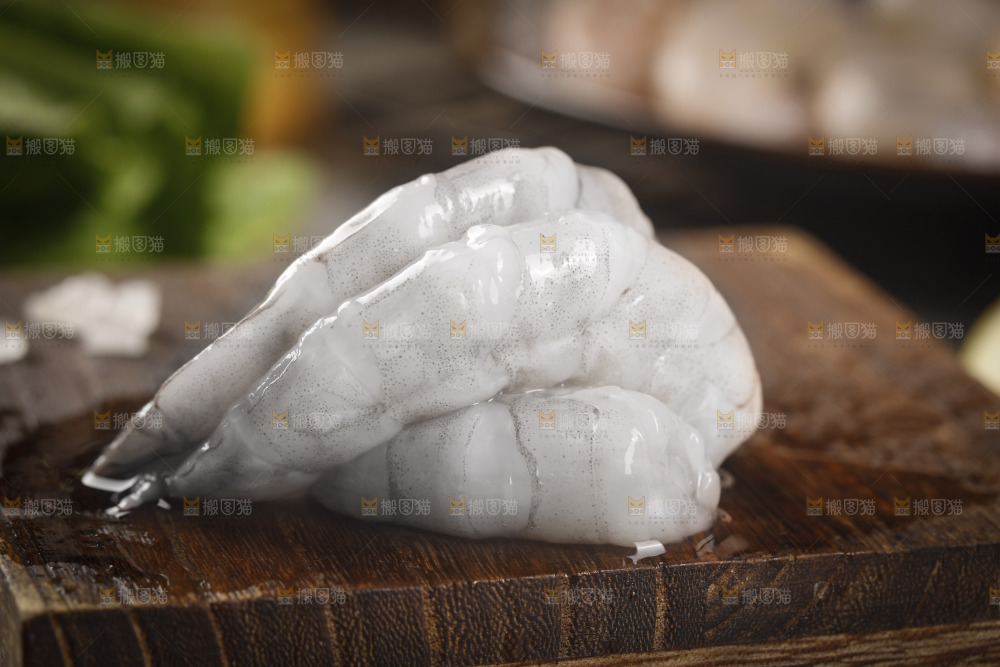 木板上放着无冰大虾仁