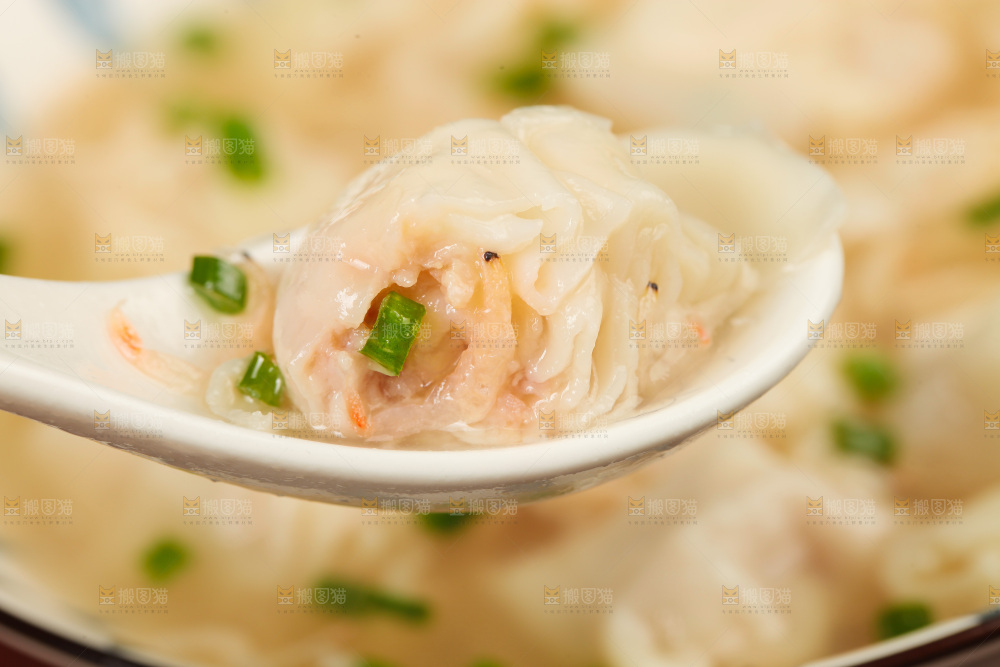 勺子上舀着鲜肉馄饨