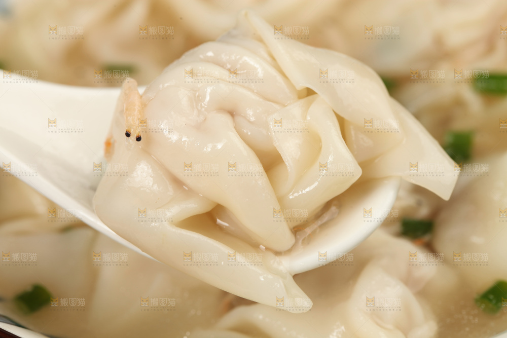 勺子上舀着馄饨