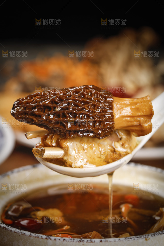 勺子上舀着七彩菌菇鸡汤煲