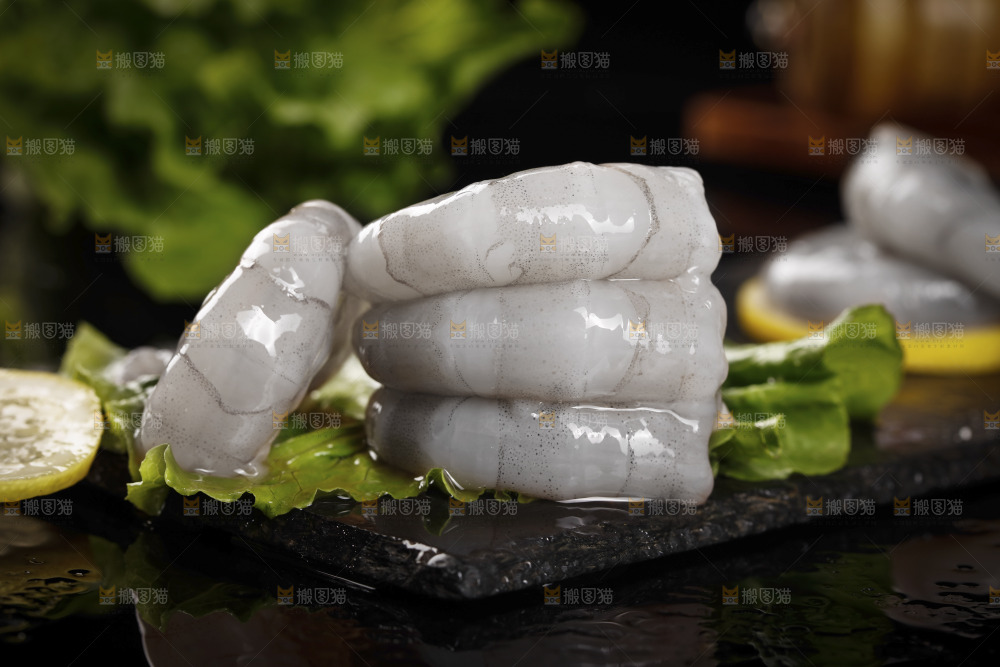 黑底上摆放着生虾仁