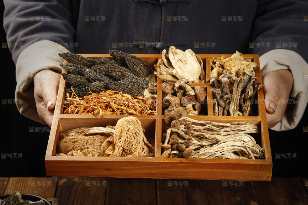 手里端着一盘八珍菌菇食材