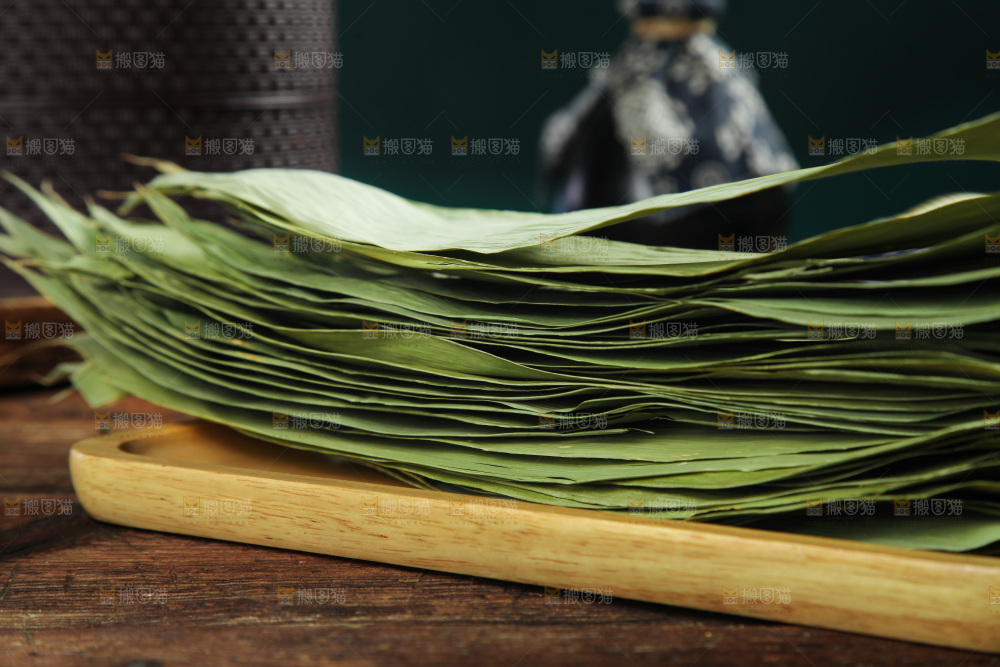 木底上放着粽叶