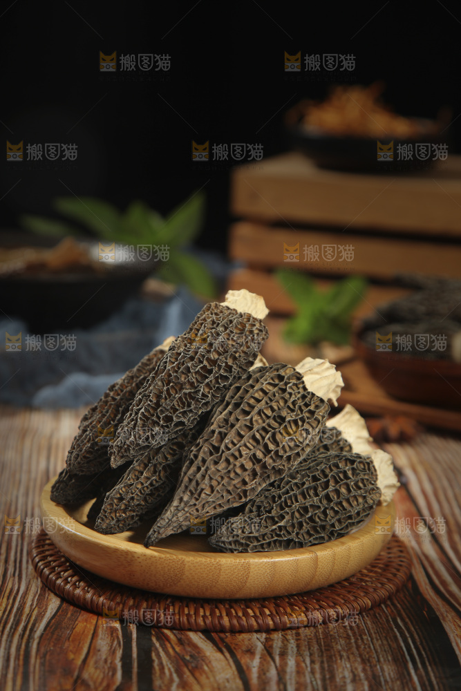 木底上放着一盘羊肚菌