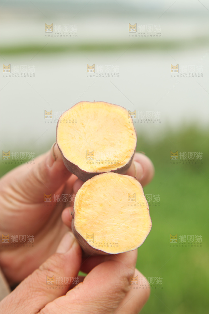 手里拿着鸡蛋薯