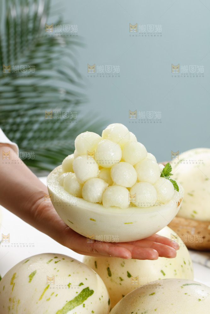 手里拿着白露流星蜜瓜果肉
