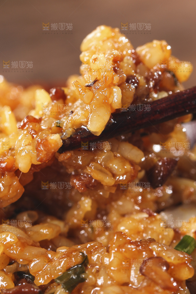 筷子上着着烧麦糯米食材